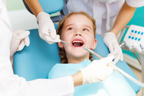 kid grins what to expect first dental visit